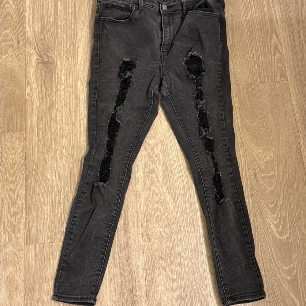 Levi's Black Skinny Jeans with Edgy Distressed Style